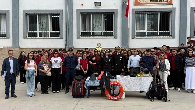 Sahil Güvenlik ekipleri öğrencilerle bir araya geldi