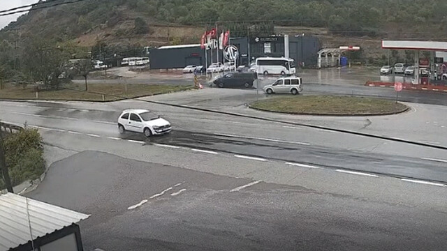 Yalova'da otomobilin ikiye bölündüğü kaza kamerada