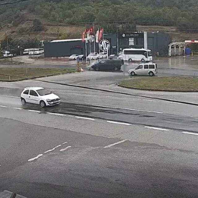 Yalova'da otomobilin ikiye bölündüğü kaza kamerada