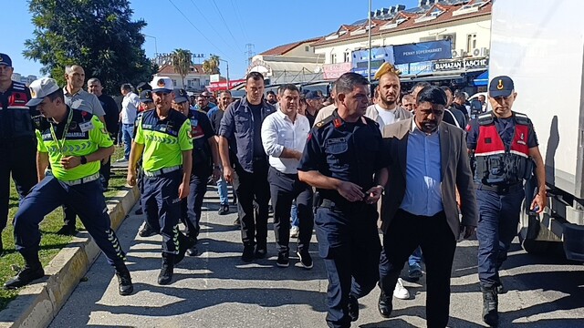 Manavgat'ta esnaf marka avukatlarını protesto için yol kapattı