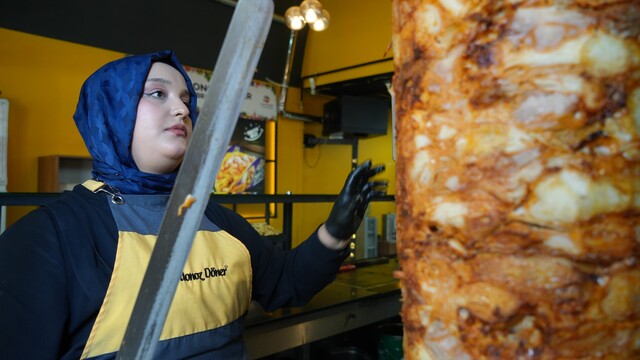 20 yaşındaki döner ustası kadın erkeklere taş çıkartıyor