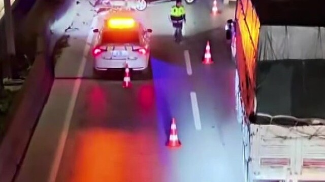 D-100'de peş peşe iki kaza: Tır ve otomobil refüje çarptı