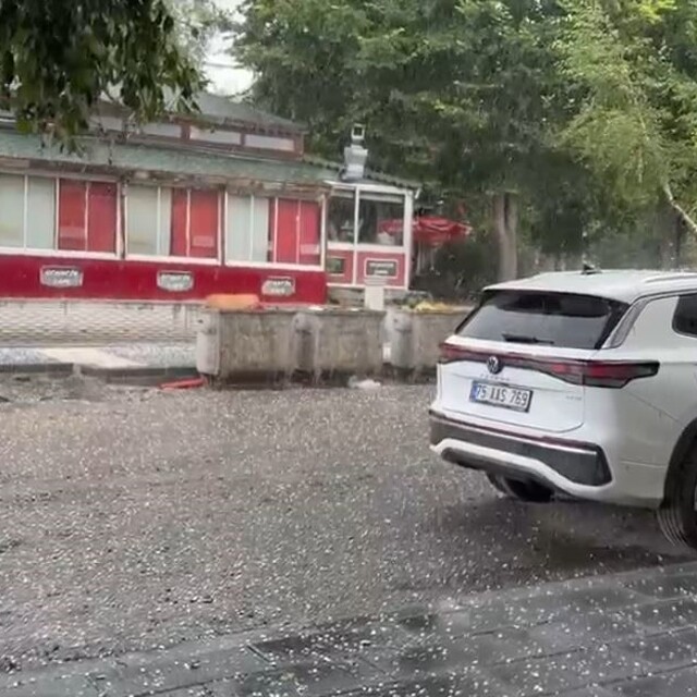 Ardahan'da sağanak ve dolu hayatı olumsuz etkiledi