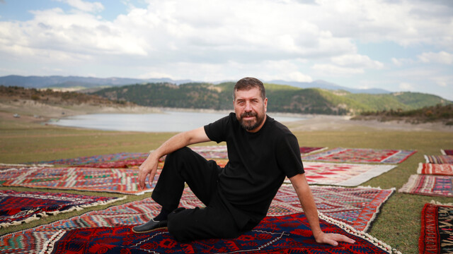 Ömrünü adadığı halı ve kilimleri diyar diyar gezerek tanıtıyor
