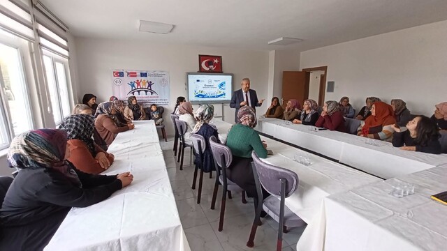 Niğde Halk Eğitimi Merkezi, Erasmus+ deneyimlerini Çiftlik'te paylaştı
