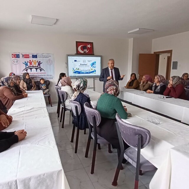 Niğde Halk Eğitimi Merkezi, Erasmus+ deneyimlerini Çiftlik'te paylaştı