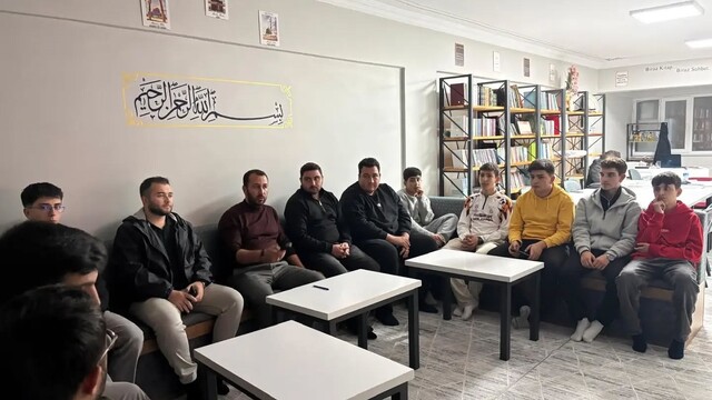 Bayburt'ta gençler Aliya İzzetbegoviç'i andı