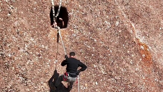 Sivas'ta doğa tutkunlarından nefes kesen iniş
Emirhan Kayalıkları'nda 80 metrelik zirve inişi