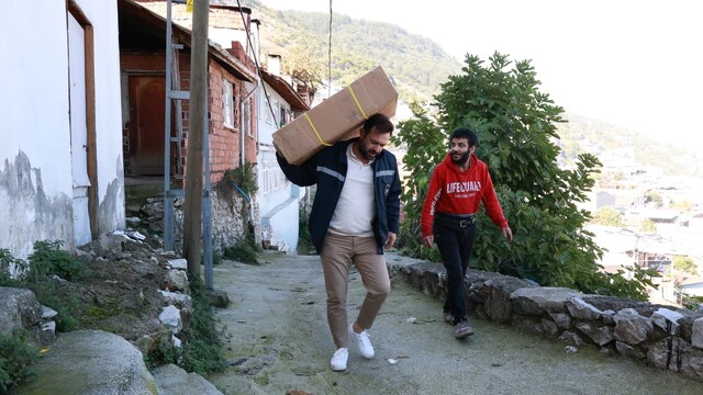 Osmangazi Belediyesi'nden engel tanımayan sosyal destek
Osmangazi'de tekerlekli sandalye desteğiyle yüzler gülüyor
Osmangazi Belediyesi'nden 136 mahalleye uzanan destek eli