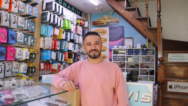 Telefoncunun dikkati kadını dolandırılmaktan kurtardı
Telefonunu satıp dolandırıcılara para gönderecekti, son anda kurtuldu