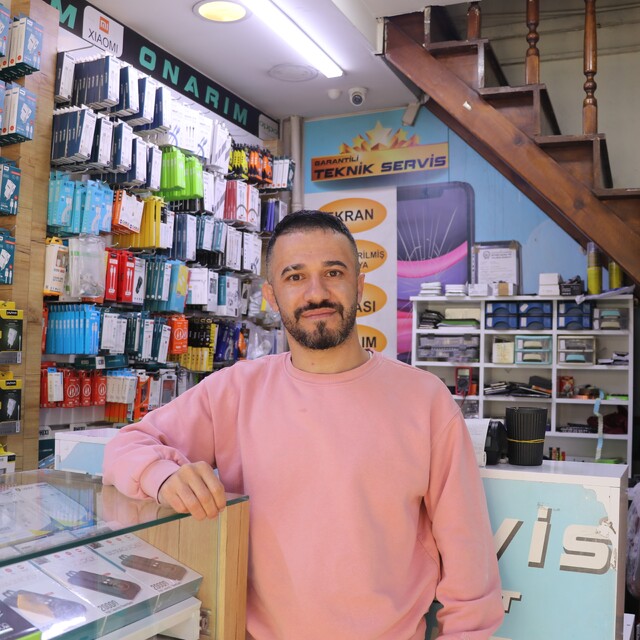 Telefoncunun dikkati kadını dolandırılmaktan kurtardı
Telefonunu satıp dola...