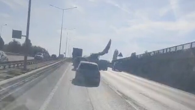 Dev rüzgar türbini kanadı trafiği yavaşlattı