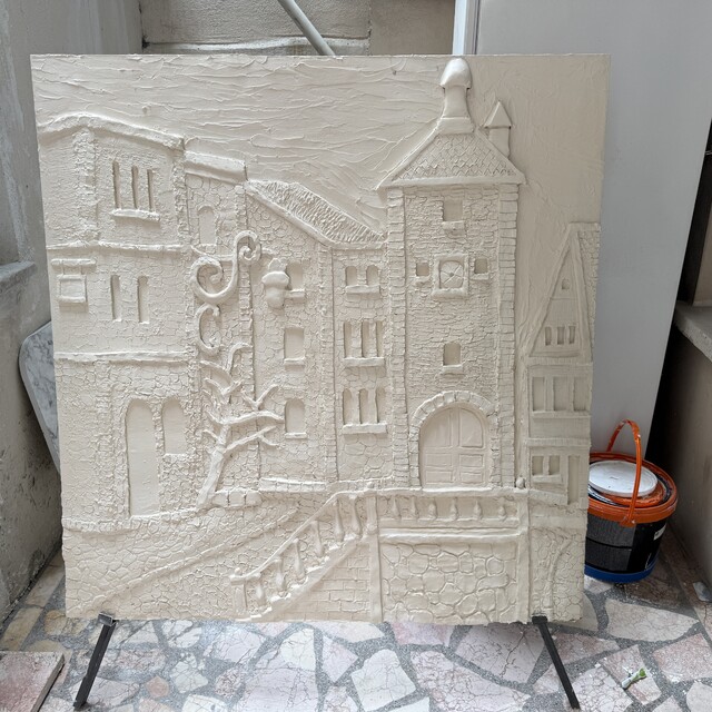 Parmaklarının ucunda alçı sanata dönüşüyor
Sıradan duvarları sanat eserine...