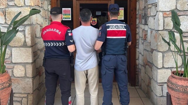 Antalya'da araç ve 2 iş yerini kundaklayan şüpheli yakalandı