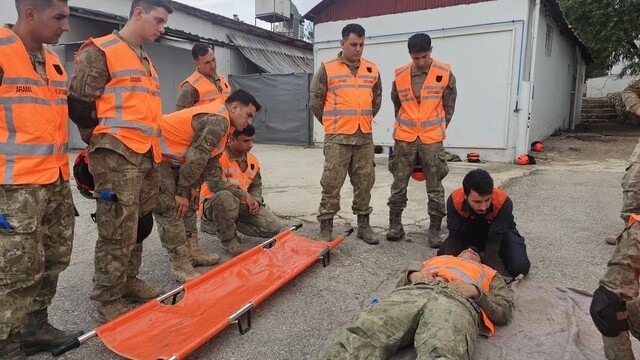 Şırnak'ta enkazda arama ve kurtarma eğitimleri sürüyor