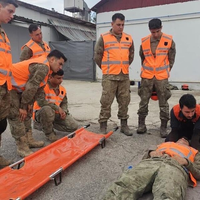 Şırnak'ta enkazda arama ve kurtarma eğitimleri sürüyor