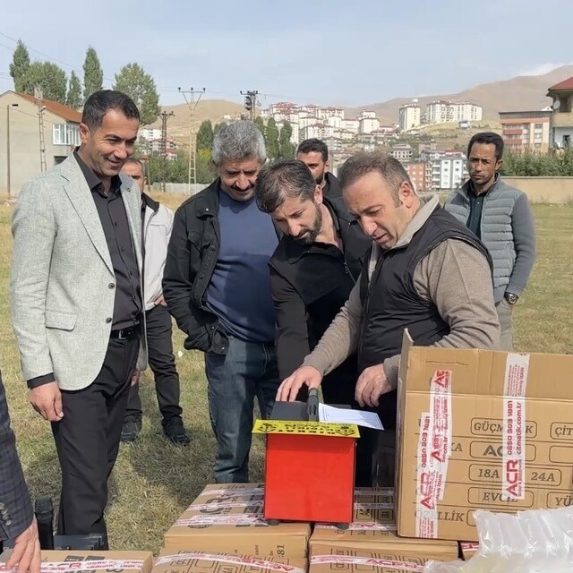 Yüksekova'da arılar elektrikli çitle koruma altında: 30 üreticiye hibe dest...