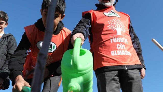 Başkan Çolakbayrakdar: "Çocuklarımıza bırakacağımız en güzel miras, yeşil bir dünyadır"
Kocasinan'da minik yürekler geleceğe fidan dikti