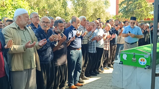 Adana'da tamir için çıktığı damdan düşerek ölen işçinin cenazesi defnedildi