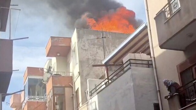Çanakkale'de çatı katında çıkan yangın korkuttu