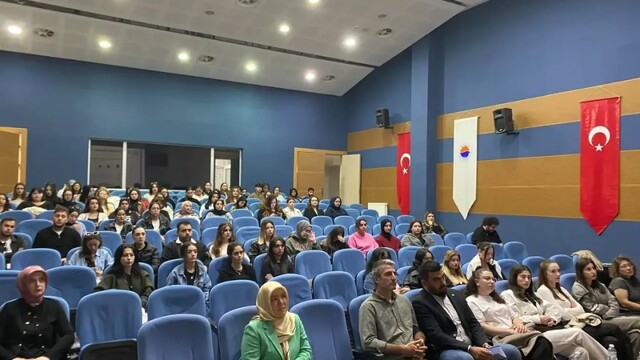 Sinop'ta gençler sağlıklı ilişkiler konusunda bilinçlendirildi