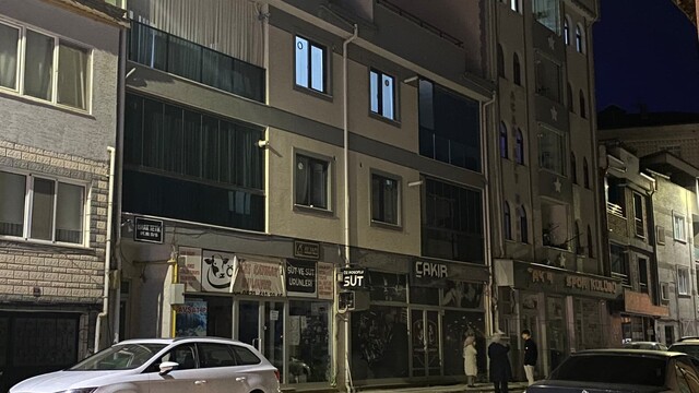 3'üncü kattaki evlerinin balkonundan düşüp, ağır yaralandı