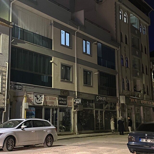 3'üncü kattaki evlerinin balkonundan düşüp, ağır yaralandı