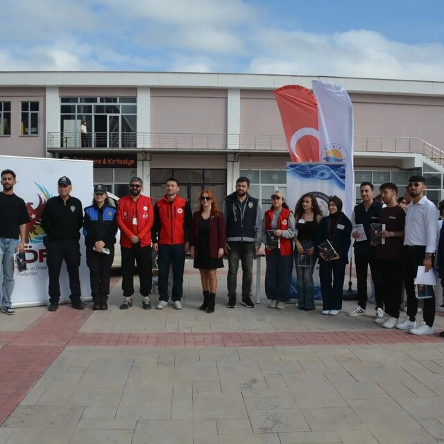 Sinop emniyeti gençleri dijital tehlikelere karşı uyardı