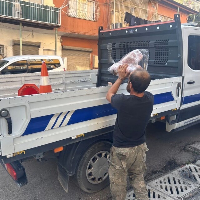 İmha edilmesi gereken bozuk etleri piyasaya sürmeye çalışan 4 şüpheli yakal...