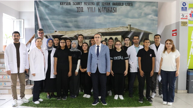 ASIRLIK MEKTEPLER - Cumhuriyet'in ilk yıllarında kurulan liseden Kayseri'nin ticaret hayatına nitelikli iş gücü desteği