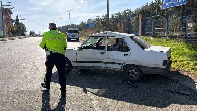 Eskişehir'de kamyon ile otomobilin çarpıştığı kazada 2 kişi yaralandı