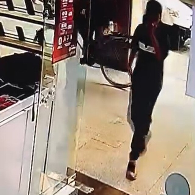 Gazoz içerek girdiği dükkanın vitrinindeki cep telefonunu çalıp kaçtı