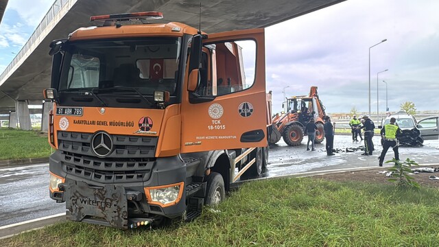 Rize'de Karayolları'na ait kamyonla çarpışan araçtaki baba ve kızı yaralandı
