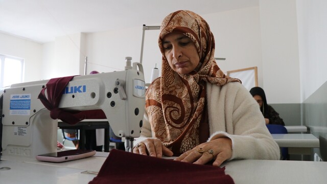 Kursiyerlerin diktiği pijama ve eşofmanlar ihtiyaç sahiplerine ulaştırılıyor