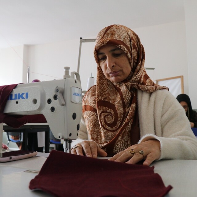 Kursiyerlerin diktiği pijama ve eşofmanlar ihtiyaç sahiplerine ulaştırılıyo...