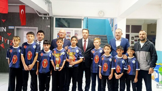 Sorgun Kaymakamı Canpolat, krosta il birincisi olan öğrencilerle bir araya geldi