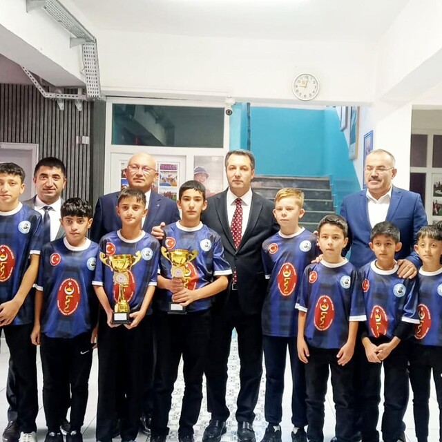 Sorgun Kaymakamı Canpolat, krosta il birincisi olan öğrencilerle bir araya...