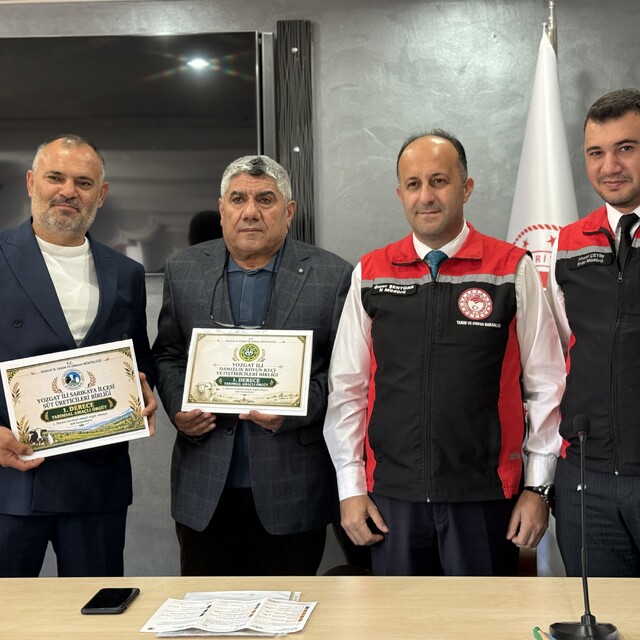 Yozgat'ta birinci derece tarımsal örgüt olmaya hak kazanan birliklere belge...