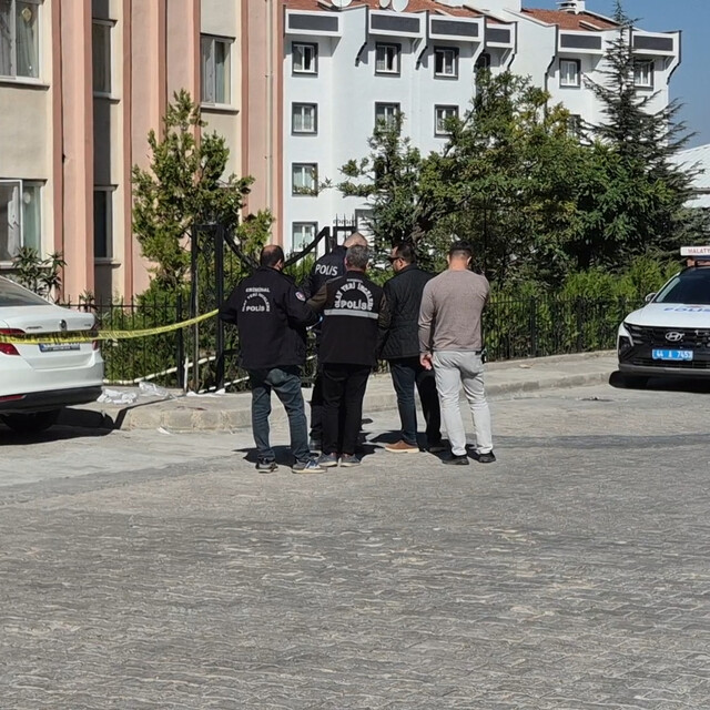 Hakkında uzaklaştırma kararı olan eşi tarafından 8 bıçak darbesiyle öldürül...