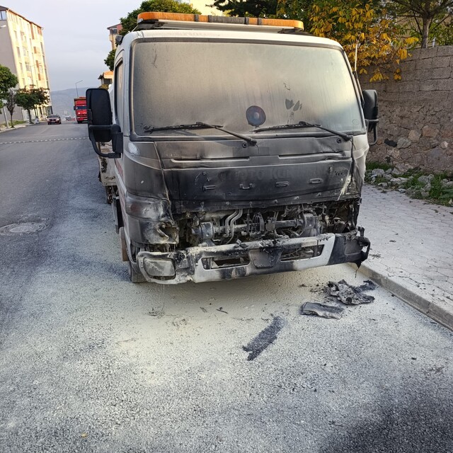 Suşehri'nde park halindeki çekici yandı