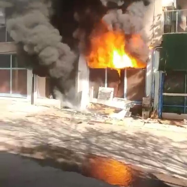 Hurdacıda çıkan yangın binayı sardı
