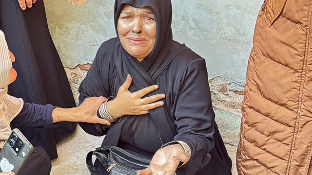 İş yerinde çıkan yangın 3 katlı binaya sıçradı: 2 kişi son anda kurtuldu