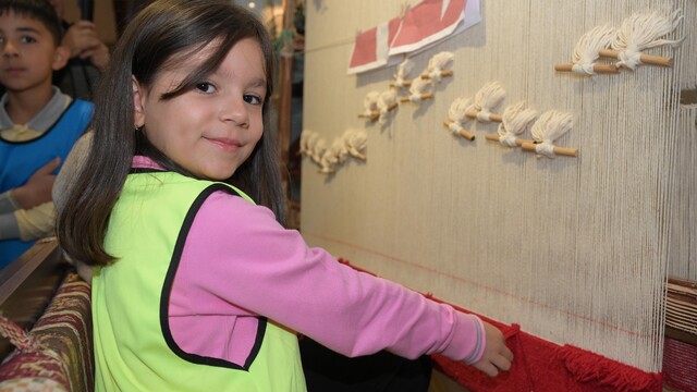 Isparta'da 135 bin ilmekle Türk bayrağı motifli halı dokunuyor: Halıya her ziyaretçiden bir ilmek