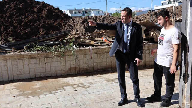 Başkan Özlü'den selzede esnafa destek