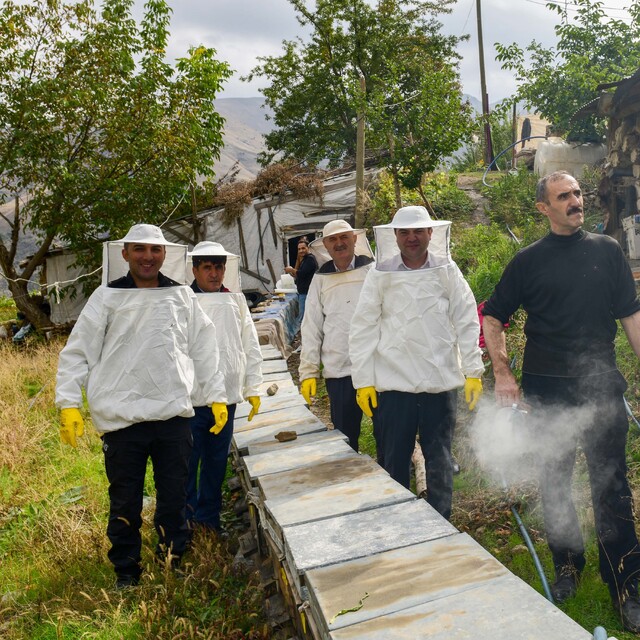 Çatak'ta karakovan balının hasadı yapıldı