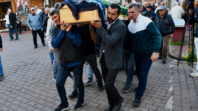 Zonguldak'ta çöken binada ölen kişinin cenazesi Bartın'da defnedildi