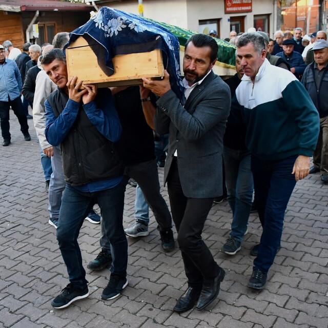 Zonguldak'ta çöken binada ölen kişinin cenazesi Bartın'da defnedildi