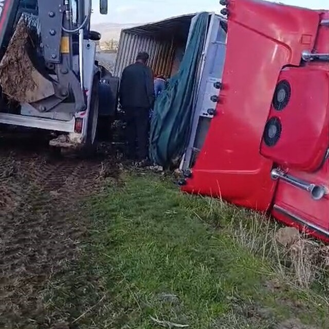 Elazığ'da pancar yüklü tır devrildi
