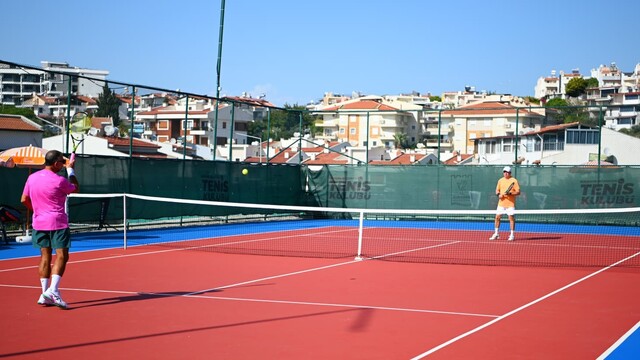 Kuşadası'nda Cumhuriyet Kupası için 86 raket korta çıktı