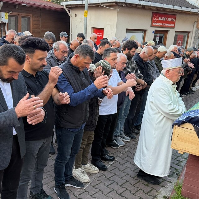 Zonguldak'ta çöken binada hayatını kaybeden yaşlı kadın son yolculuğuna uğu...